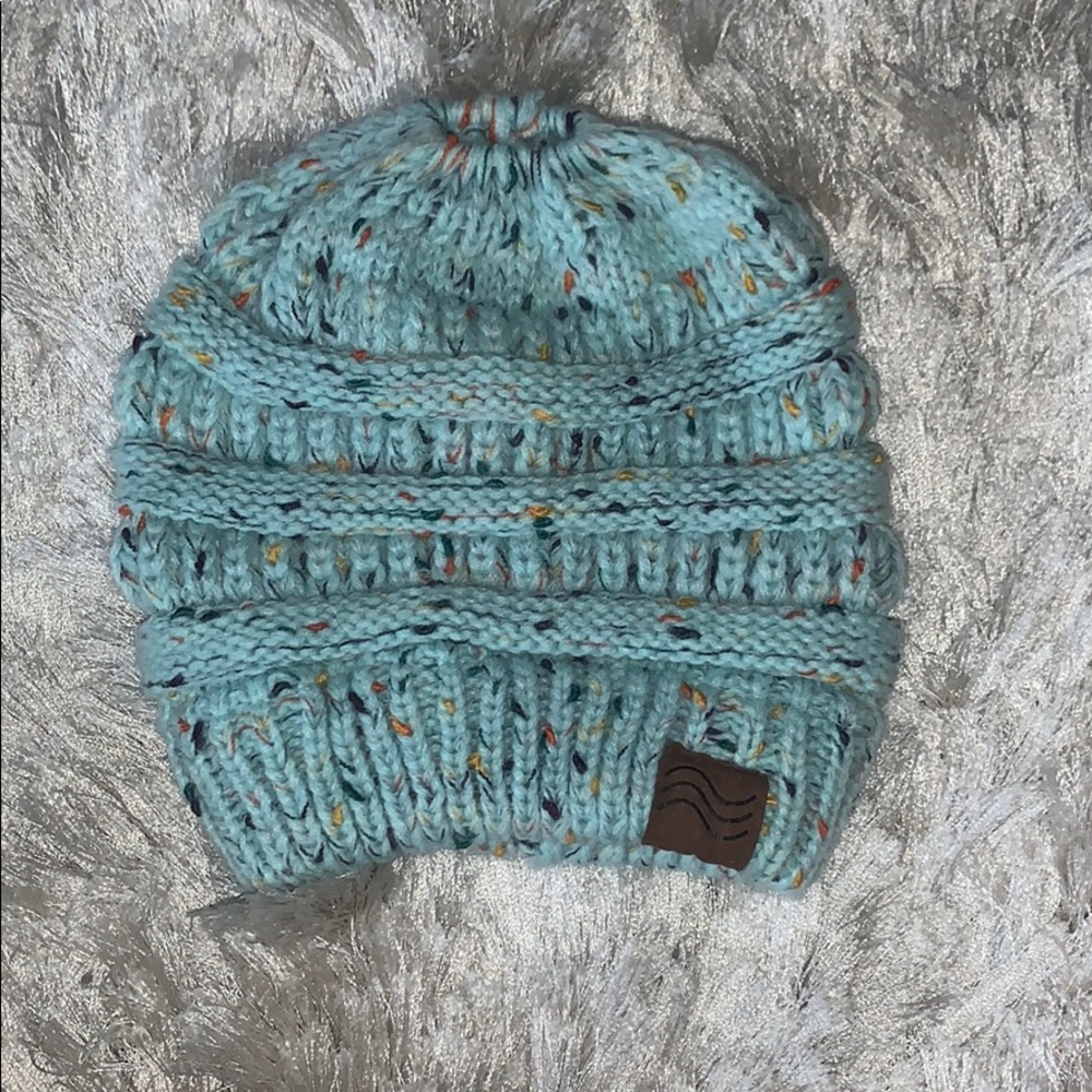 BEANIE W HOLE FOR HAIR